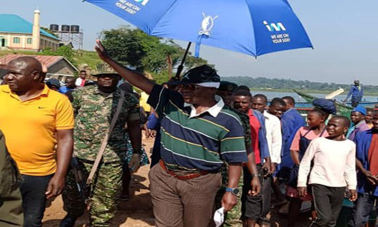 Ssabasajja nga awubira ku bantube Image